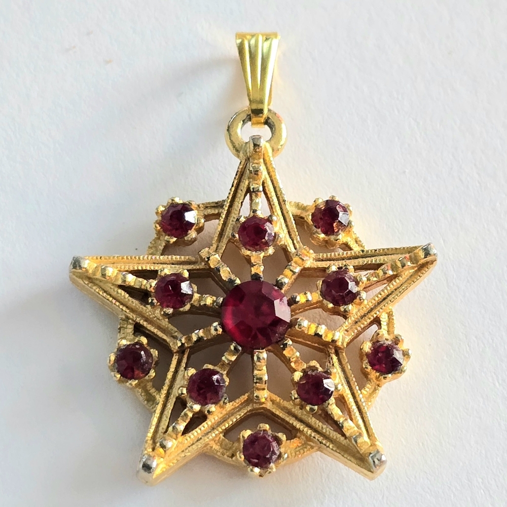 Vintage star pendant charm red rhinestones gold tone celestial